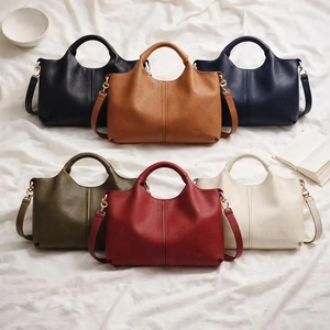 Sac à bandoulière classique en cuir pour femmes, texture douce et port confortable, disponible au prix export - Vente flash - Product Image 2
