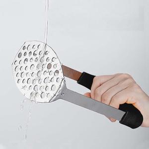 Presse à purée ergonomique en métal écologique avec poignée en silicone pour patates douces et légumes racines - Product Image 1