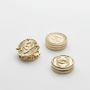 Pastillero único de latón de estilo vintage con tallas artísticas perfectas para usar como regalo o artículo de exhibición de coleccionista - Product Image 1