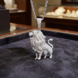 Colgante de León de Plata 925 Bañado en Rodio con Moissanita, Corte Redondo Micro Pavé, Joyería de Lujo Unisex con Temática Animal - Product Image 4