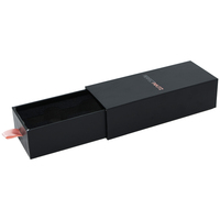 Boîte cadeau coulissante de luxe personnalisée en carton rigide noir avec insert en mousse EVA, estampage à chaud doré et poignée ruban, pour rouge à lèvres