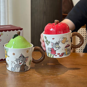 Tasse en céramique Tom et Jerry avec couvercle, design de dessin animé, pour le bureau, la maison, ou comme cadeau - Product Image 1