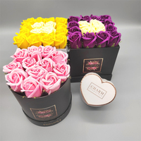 Boîte ronde en carton recyclé sur mesure Bloom Packaging avec gaufrage pour fleurs de la Saint-Valentin