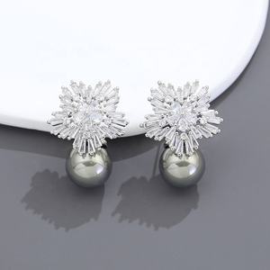 Boucles d'oreilles à clous de luxe de style européen et américain, en argent tibétain plaqué or, géométriques, incrustées de zircon et de perles, polyvalentes et élégantes - Product Image 1