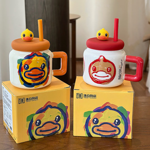 Taza de cerámica TaoDian con diseño de pato pintado al óleo, con tapa y pajita para niños mayores de 4 años, en colores naranja, rojo y amarillo. - Product Image 1
