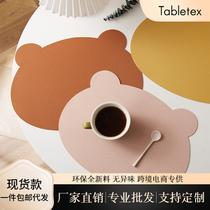 แผ่นรองจานหนังลายหมีน้อยทรงกลมสีชมพู กันน้ำมัน ทนความร้อน สำหรับวางถ้วยชา ชาม จาน - Product Image 5