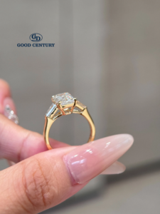 <span class=keywords><strong>Bague</strong></span> <span class=keywords><strong>de</strong></span> fiançailles Good Century en or 18 carats avec trois diamants <span class=keywords><strong>de</strong></span> laboratoire taille émeraude, alliance <span class=keywords><strong>de</strong></span> mariage, bijoux fins, cadeau <span class=keywords><strong>de</strong></span> luxe - Product Image 5
