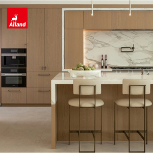 <span class=keywords><strong>Cuisine</strong></span> îlot Alland en placage de chêne blanc moderne avec <span class=keywords><strong>four</strong></span> encastré et cascade intégrée pour projet de villa sur mesure - Product Image 1