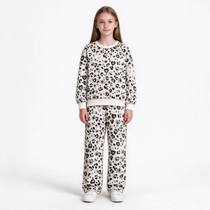 Conjunto de Ropa Trendyism Boutique para Niñas Pequeñas, Estilo Otoñal para Vacaciones, Top de Spandex Suave/Algodón Orgánico con Estampado de Seda de Leche y Pantalones de Campana - Product Image 3
