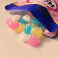 SHENBULL Perles de lessive écologiques jetables multifonctionnelles anti-acariens, désodorisantes, sans danger pour la couleur, faible mousse, 8 couleurs, 1200 perles/boîte, haute performance lavage