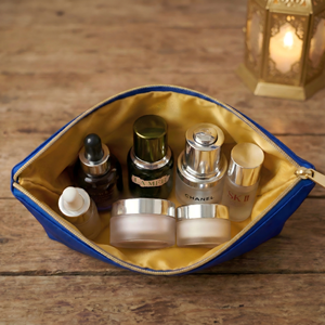 高級ベルベット製メイクアップバッグ、金刺繍入り化粧品ケース、カスタムロゴ入りロイヤルブルーのジッパーポーチ、ラマダンやイードのギフト、沈香オイル収納に - Product Image 3