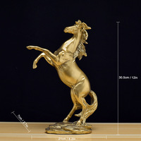 Décoration de cheval simulé de luxe léger pour nouvelle maison, artisanat en résine personnalisé, sculpture animale de cheval, faite à la main et peinte à la main