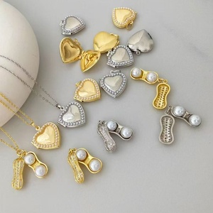 Collana con Ciondolo a Forma di Arachide Placcato Oro, con Scanalature a Conchiglia Aperta, Incastonato con Zirconi Radianti e Perle, per la Persona Amata - Product Image 6