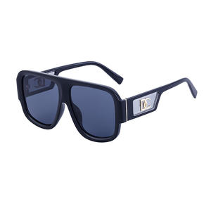 Lunettes de soleil carrées Dolce & Gabbana pour femmes, noires, protection UV400, style streetwear tendance - Product Image 5