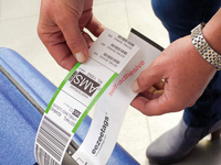Échantillon gratuit Étiquettes adhésives personnalisées pour accessoires d'aéroport Autocollants pour carte d'embarquement en PVC PP pour caméra montre UV pour billets d'avion Express