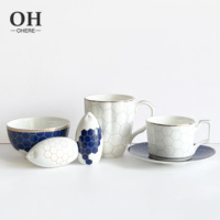 Service de table de luxe en porcelaine fine, motif nid d'abeille bleu, avec bols, tasses et soucoupes, idéal pour événements, traiteur et location