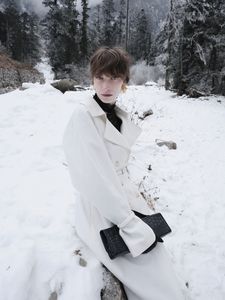 Abrigo de Invierno Elegante para Mujer, Diseño de Alta Costura, Abrigo Cruzado de Veloura con Cuello Vuelto, de WhiteAnt Vietnam - Product Image 4