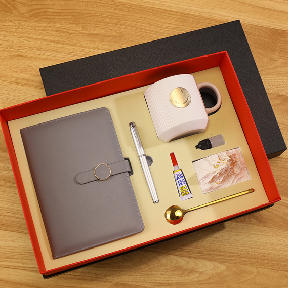 Carnet gris, stylo, tasse en céramique et coffret cadeau aromathérapie