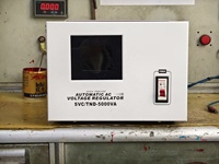 Régulateur de tension automatique SVC TND en cuivre 500VA monophasé 220V LED 50Hz CE ISO avec coupure de sur/sous-tension