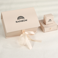 Coffret Cadeau Luxe Personnalisé avec Logo, Boîte Rigide en Papier Beige Nude, Emballage Magnétique Minimaliste avec Ruban, Boîte à Bijoux Tiroir pour Entreprise