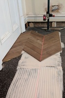 Parquet géométrique en chêne contrecollé avec incrustation en laiton / motif chevron, épaisseur 4 mm, installation flottante, pour villa