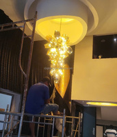 Grand lustre européen de luxe moderne Pendentif en cristal de verre de Murano doré pour hôtels Escaliers Soufflés en forme longue