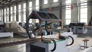 Scie à découper CNC à double tête et trois lames pour profilés aluminium, commande PLC, compatible <span class=keywords><strong>PVC</strong></span>/UPVC, haute précision, pour machines de fabrication de fenêtres - Product Image 4