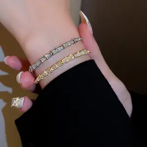 Pulsera con forma de serpiente de diamante brillante para mujer, pulsera geométrica de cristal chapado en oro de 18K con diamantes de imitación
