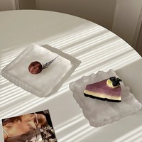 Matglazen dessertbord in gletsjerstijl, modern en minimalistisch, voor afternoon tea, voegt elegantie toe bij het serveren van gebak, taarten en snacks.