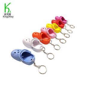 <span class=keywords><strong>2022</strong></span> matériau souple personnalisé été coloré <span class=keywords><strong>CROC</strong></span> porte-clés chaussures créatives Mini 3D chaussures de plage <span class=keywords><strong>CROC</strong></span> porte-clés - Product Image 3