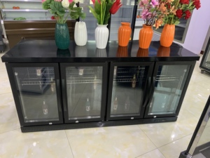 Mini réfrigérateur de bar à lumière LED refroidi par air Équipement de bar commercial Refroidisseur de bière Réfrigérateur à trois portes en verre sous le comptoir - Product Image 3