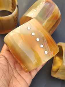 Brazaletes de cuerno de búfalo naturales ecológicos modernos para damas, accesorios de moda elegantes y únicos hechos a mano - Product Image 5