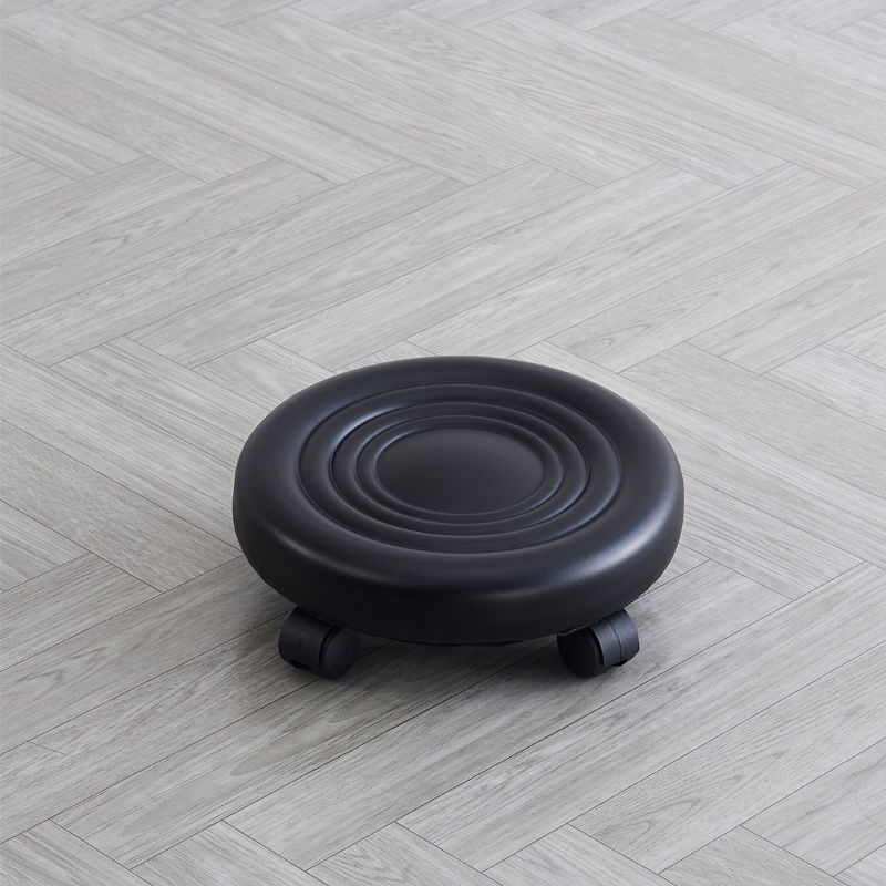 Modèle à quatre roues avec roues en plastique.