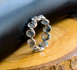 Anillo de lujo de plata de ley 925 con obsidiana circular negra rutilada para mujer, de exportadores indios. - Product Image 2