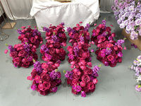 Boule de fleurs moderne et économique de 35 cm sur un vase pour les arrangements de table de mariage et de dîner