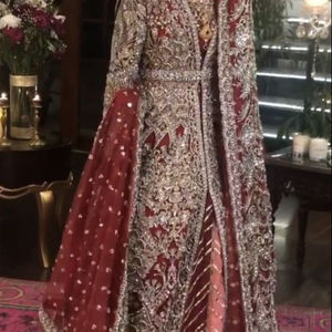 Lehenga de Novia de Lujo con Chaqueta Larga con Trabajo Artesanal de Zardozi, Perfecta para Bodas - Product Image 1