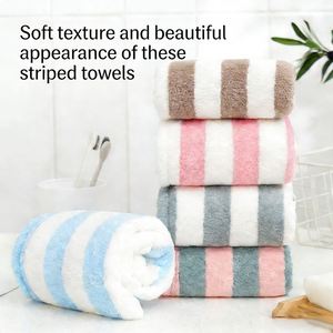 Vente en gros de bonnets de séchage pour cheveux en polaire corail rayée pour femmes, foulard à séchage rapide adapté à la maison et aux voyages, très absorbant - Product Image 4
