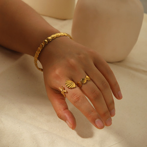 กำไลข้อมือเปลือกหอย ชุบทอง 18K สแตนเลสสตีล แหวนเปิด ของขวัญเครื่องประดับสำหรับผู้หญิง แหวนแฟชั่น - Product Image 4