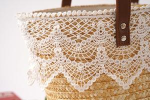 Sac fourre-tout en paille tressée avec garniture en dentelle, poignées en cuir marron, style bohème, sac à main d'été pour femme, fermeture éclair, polyester - Product Image 3