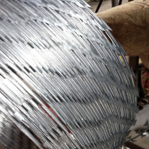 Fil de fer barbelé en spirale galvanisé, durable et écologique, <span class=keywords><strong>pour</strong></span> barrière de sécurité et d'isolation des limites urbaines municipales - Product Image 3