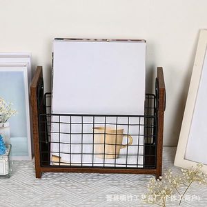 Étagère de rangement de bureau en bois avec panneau en fil de fer pour organiser les magazines, pour le bureau et la maison - Product Image 1