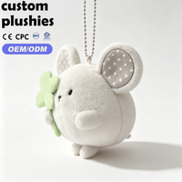 Llavero de peluche de ratón personalizado de fábrica, colgante de peluche de ratón redondo y esponjoso blanco con trébol de cuatro hojas para regalos de la suerte al por mayor
