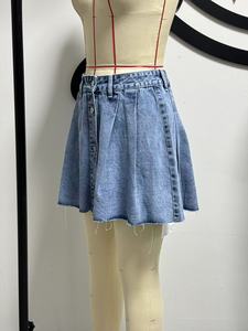 Minifalda de mezclilla de punto estilo europeo-americano, sexy, casual, moderna, de cintura alta, corte en A, plisada, con botones decorativos, para verano. - Product Image 6