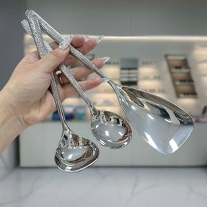 Louche de service en acier inoxydable martelé, ustensile de cuisine durable pour usage domestique et professionnel - Product Image 1