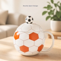 Mug en céramique en forme de ballon de football, mug original avec couvercle en forme de ballon de football 3D, mug à café sur le thème du sport avec poignée en forme de C pour la maison et le bureau