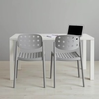 Chaise de salle à manger en résine plastique empilable colorée de style nordique moderne pour restaurants et cafés en plein air