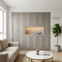 Armoire de rangement mate aux tons neutres avec meuble supérieur intégré pour projet d'appartement de services, solution de rangement personnalisée pour chambre à coucher