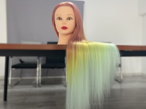 Cabeza de maniquí colorida de 24-26 "con pelo sintético 100%, cabeza de muñeca de cosmetología de peluquería profesional para novia, cabeza de entrenamiento - Product Image 3