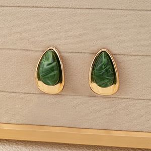 Boucles d'oreilles clous plaquées or en alliage de cuivre, motif floral simple, tendance et très vendues à l'international, pour femme élégante au quotidien - Product Image 6