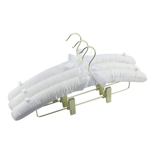 LMS2216 Cintres <span class=keywords><strong>en</strong></span> <span class=keywords><strong>soie</strong></span> rembourrés <span class=keywords><strong>en</strong></span> mousse blanche pour femmes avec bouton sur l'épaule - Product Image 1